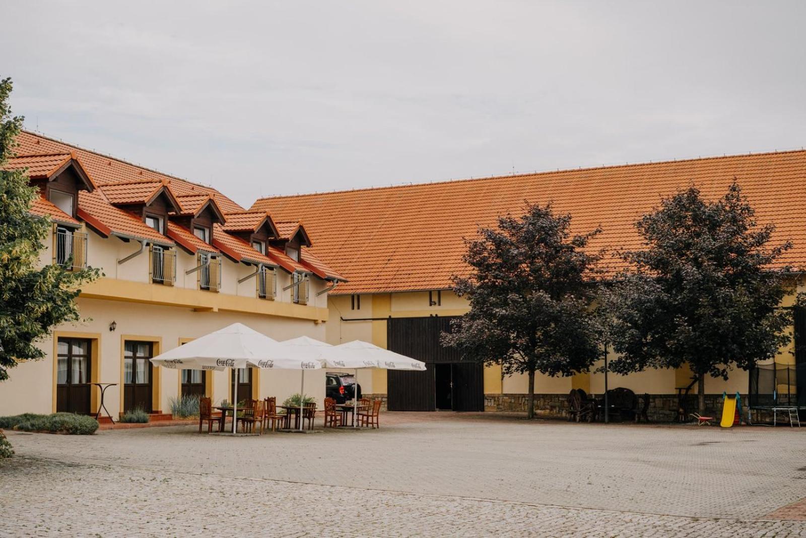 Lony Hotel Mochov