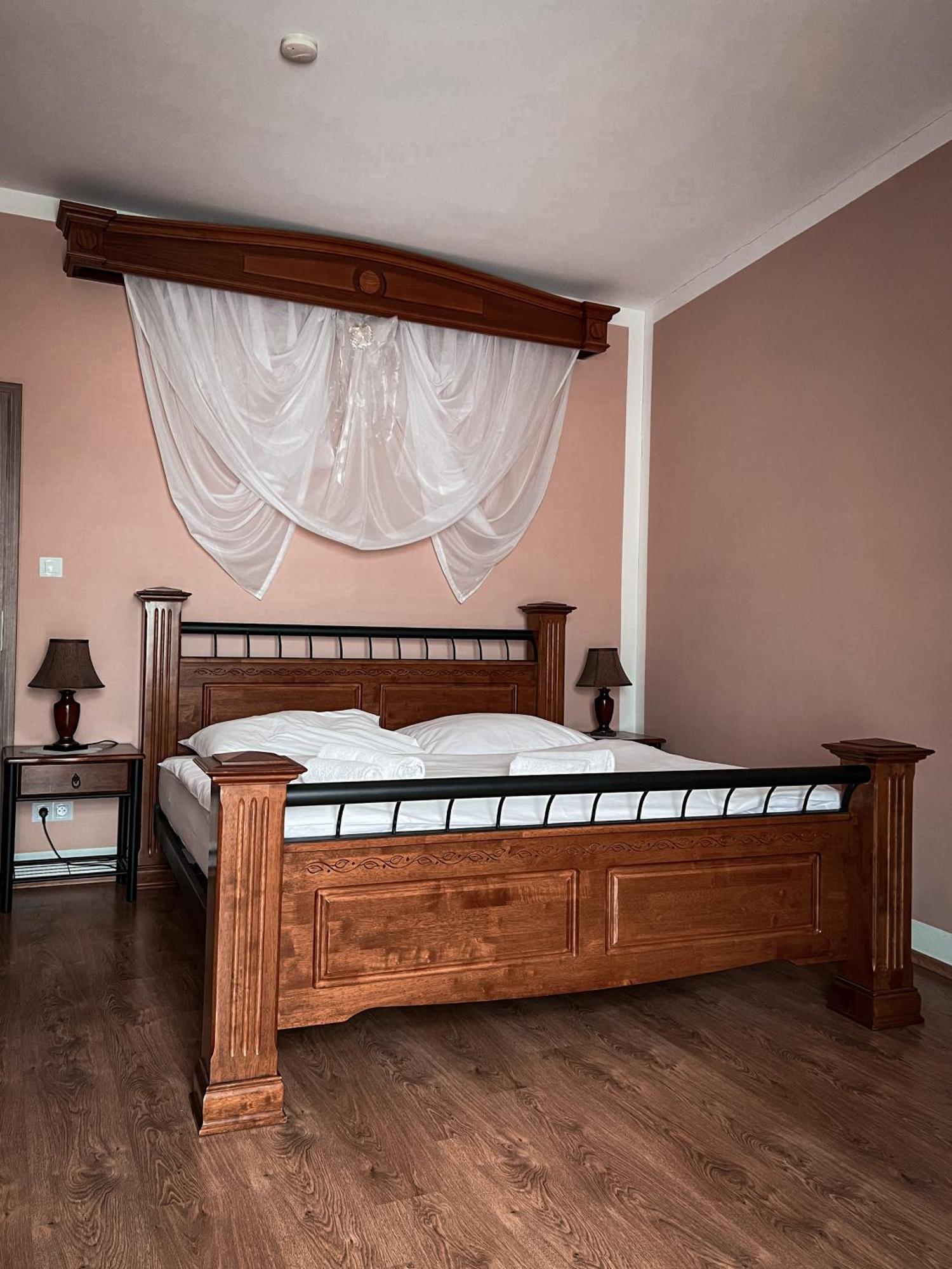 Lony Hotel Mochov