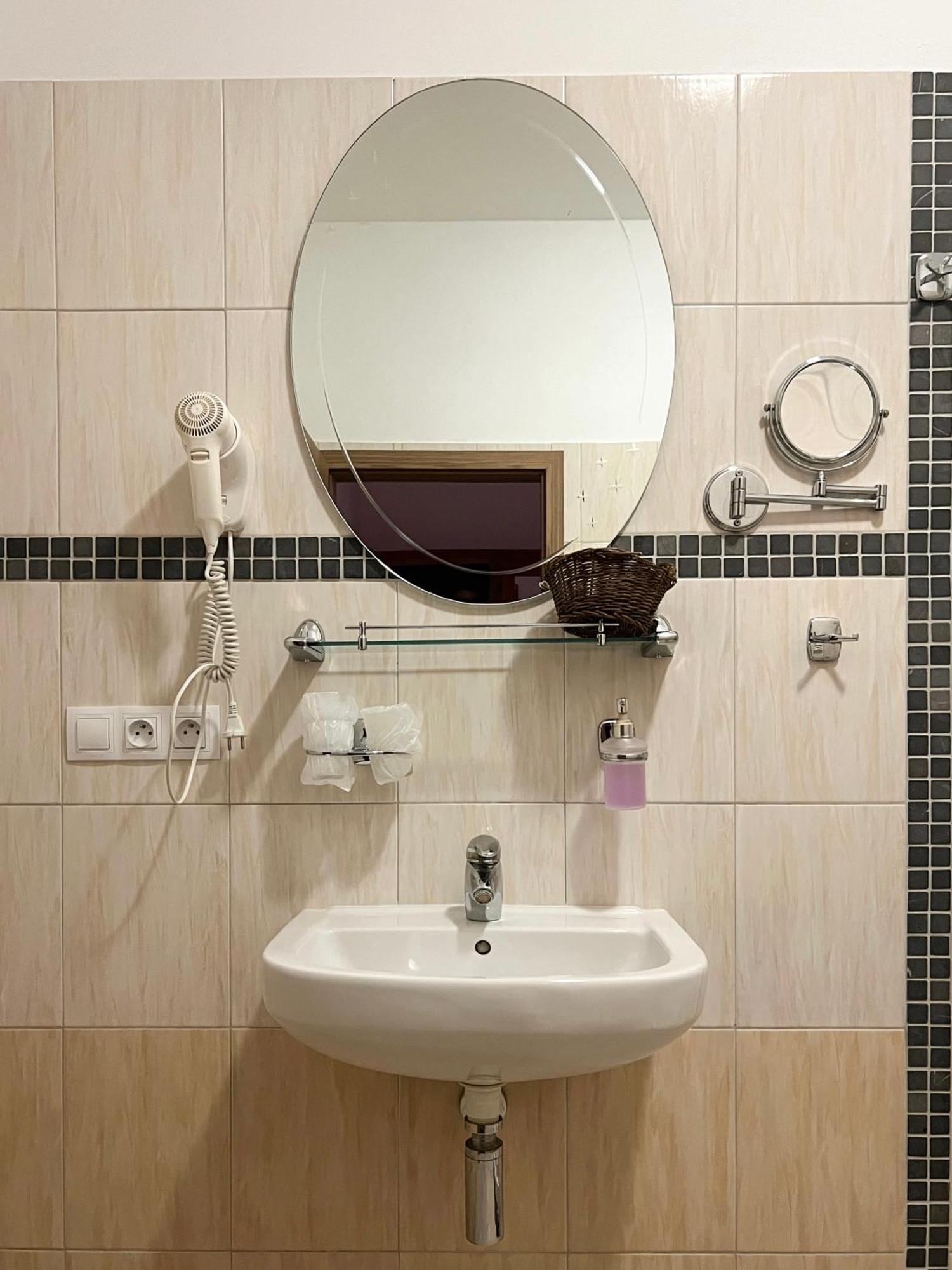 Lony Hotel Mochov