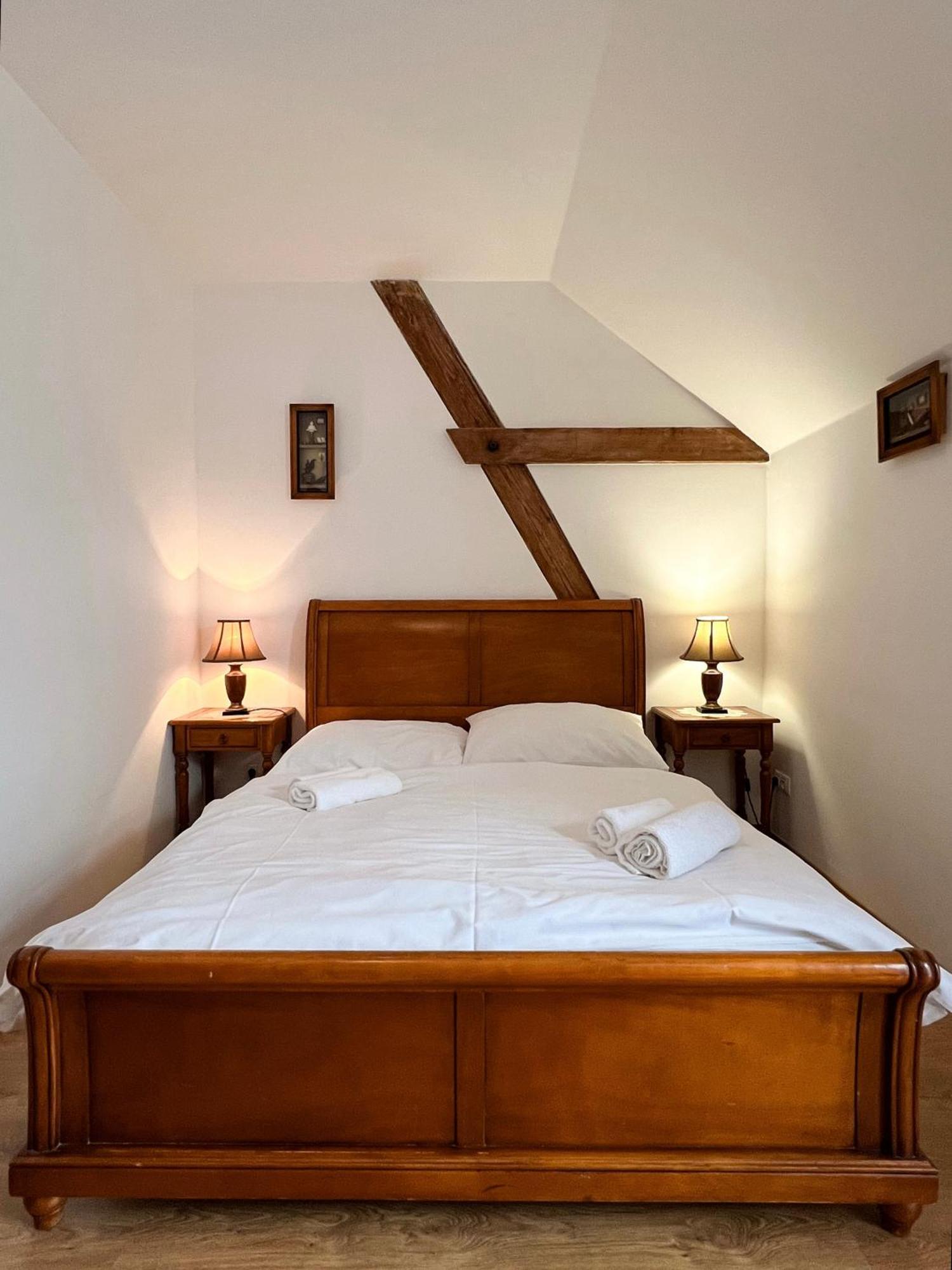 Lony Hotel Mochov
