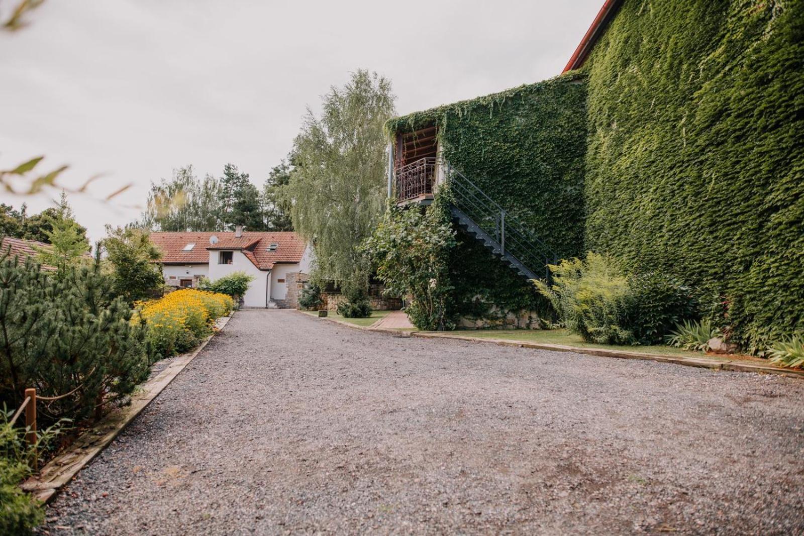 Hotel Lony Mochov